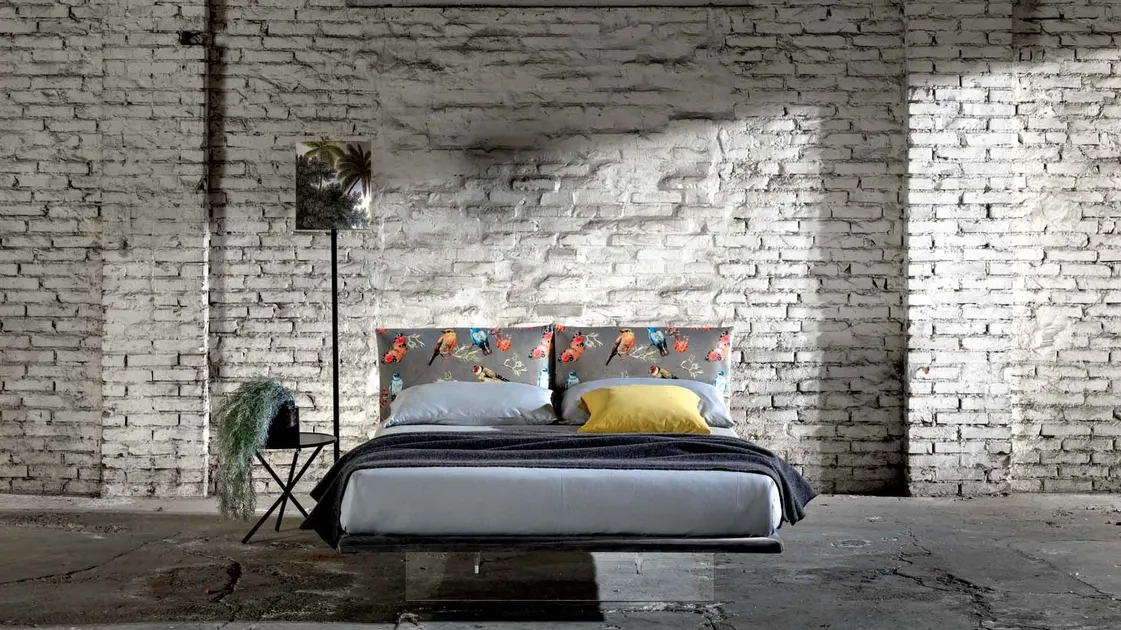 Letto matrimoniale in tessuto con base in plexiglas che lo fa sembrare sospeso Filo di Veneran