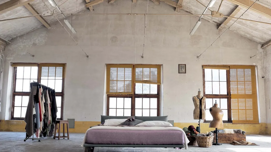 Letto matrimoniale che sembra sospeso grazie ai supporti ad alto spessore in plexiglas trasparente Filo di Veneran