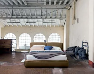Letto in tessuto imbottito con testiera Piuma di Veneran
