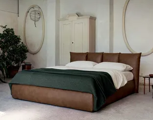 Letto in ecopelle vintage con testiera avvolgente e box contenitore Plissé di Veneran