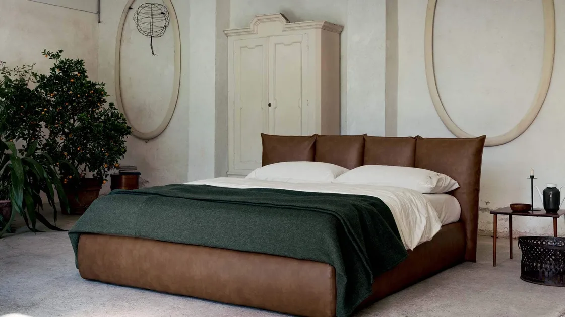 Letto in ecopelle vintage con testiera avvolgente e box contenitore Plissé di Veneran