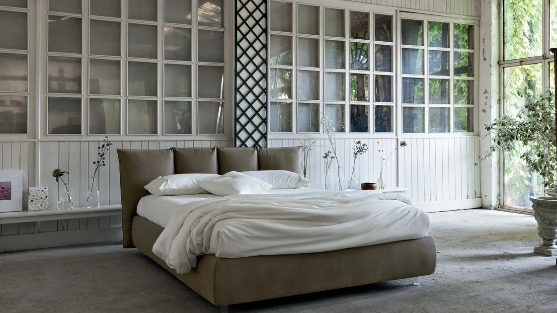 Letto in ecopelle vintage con testiera avvolgente e piedini trasparenti Plissé di Veneran