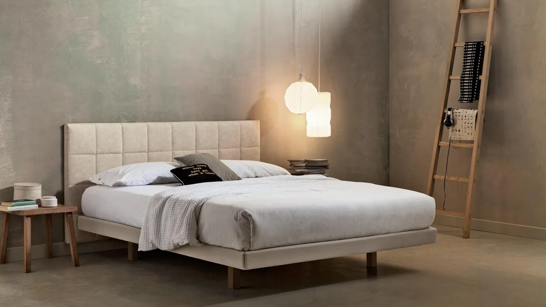 Letto matrimoniale in eco nabuk Testata Pensile con testiera applicata alla parete di Veneran