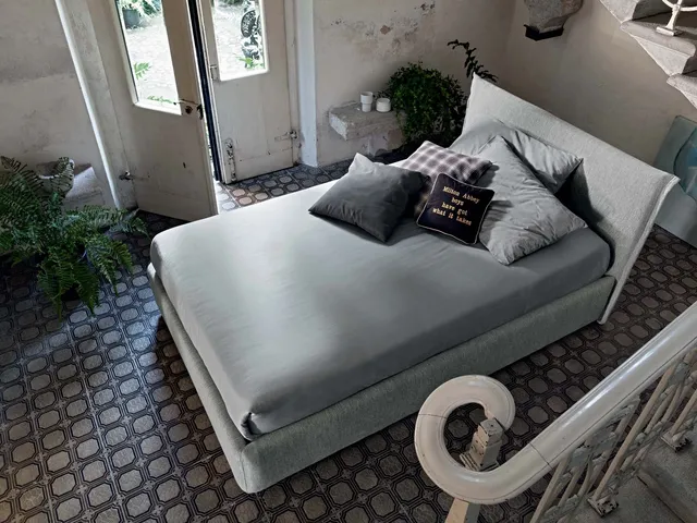 Letto in tessuto imbottito con testiera Twin Line di Veneran