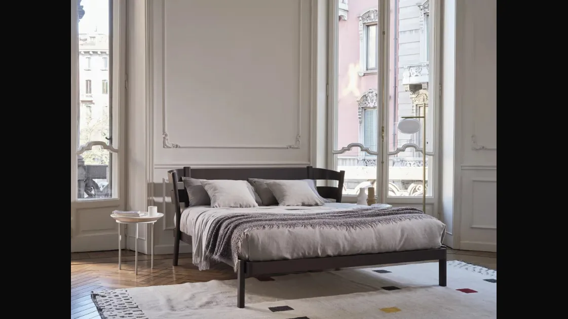 Letto con testiera Yelek 90 in legno laccato di Gervasoni