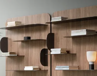 Libreria a muro Blabla in legno con ripiani in metallo di Bonaldo