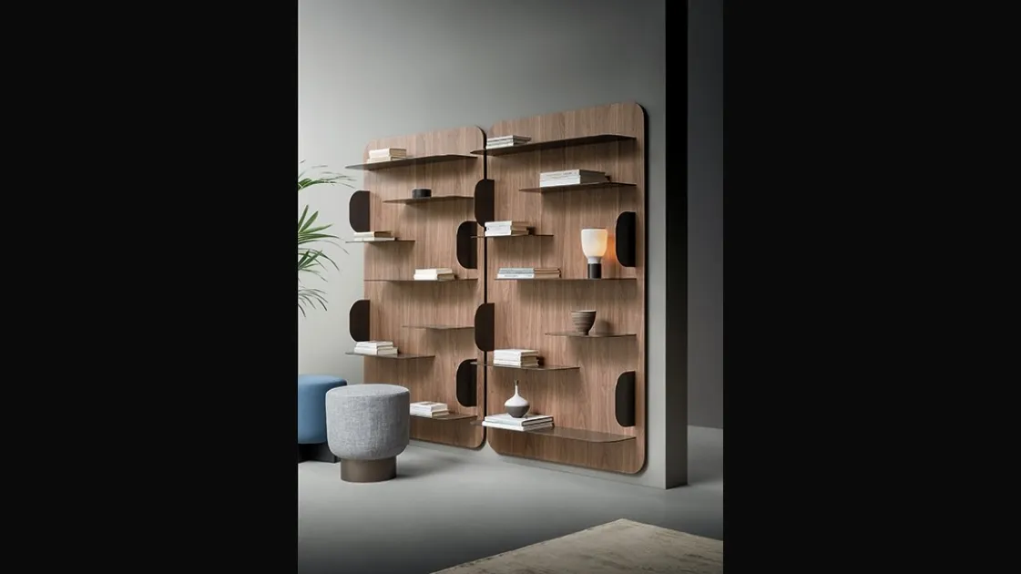 Libreria a muro Blabla in legno con ripiani in metallo di Bonaldo