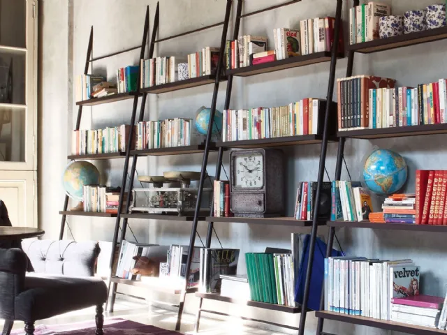Libreria componibile Easy con struttura in ferro laccato Nero e ripiani in legno massello di Devina Nais