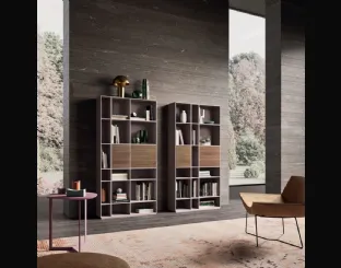 Libreria a muro in laccato opaco ortensia e materico finitura frassino cuoio di Orme