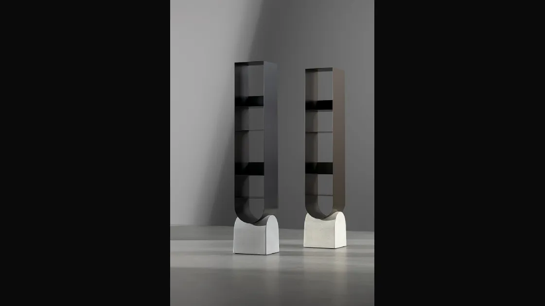 Libreria Vague bookshelf in metallo con base in cemento di Bonaldo