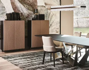Madia in legno goffrato con base in acciaio e ante in ecopelle Tiffany di Cattelan Italia