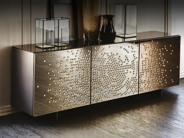 Madia con ante in cristallo specchiato bronzo acidato con decori in rilievo in nero lucido Voyager di Cattelan Italia