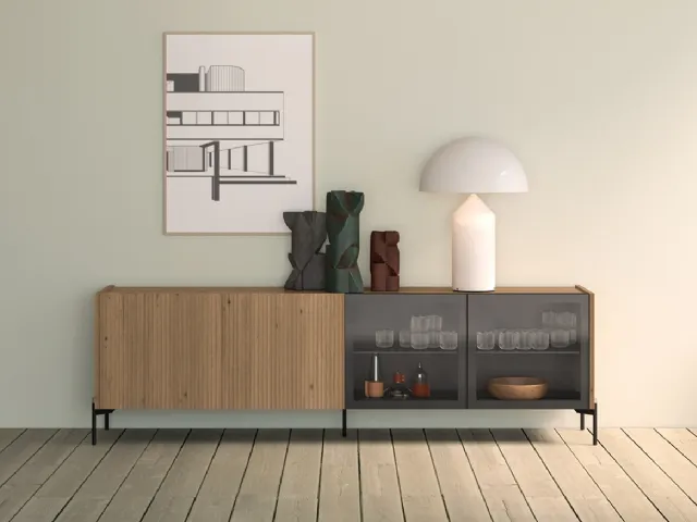 Madia Zero22 in legno cannettato di Rovere massello con due ante in vetro di Devina Nais