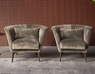 Poltroncina Lovy in velluto con piedi in metallo di Bonaldo