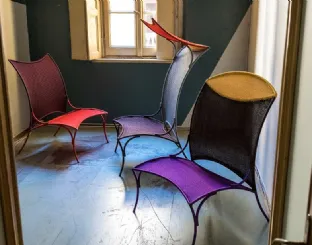 Poltrona originale con struttura in acciaio verniciato e fili colorati in polietilene intrecciati a mano Arco di Moroso