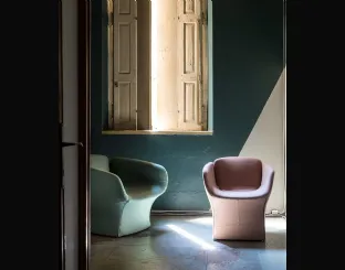 Poltroncina in tessuto che ricorda la trasformazione di una gemma Bloomy di Moroso