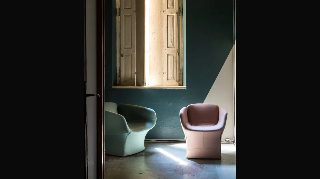 Poltroncina in tessuto che ricorda la trasformazione di una gemma Bloomy di Moroso