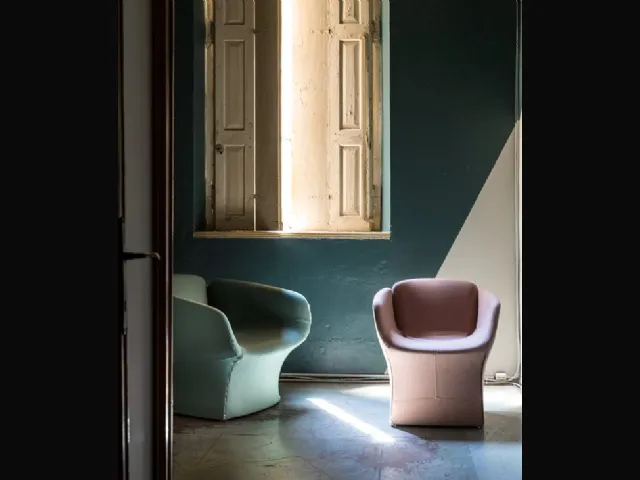 Poltroncina in tessuto che ricorda la trasformazione di una gemma Bloomy di Moroso