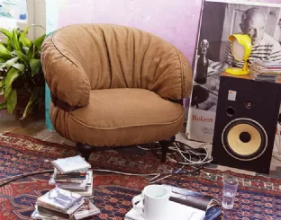Poltroncina in tessuto con cintura in cuoio Chubby Chic di Moroso