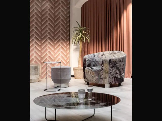 Poltroncina in tessuto con stampa che evoca paesaggi desertici e piedini in frassino rivestiti in acciaio inox Decofutura di Moroso