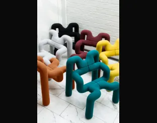Poltrona di design con struttura in acciaio, ricoperta in gommapiuma e con un rivestimento in tessuto di maglia Ekstrem di Varier