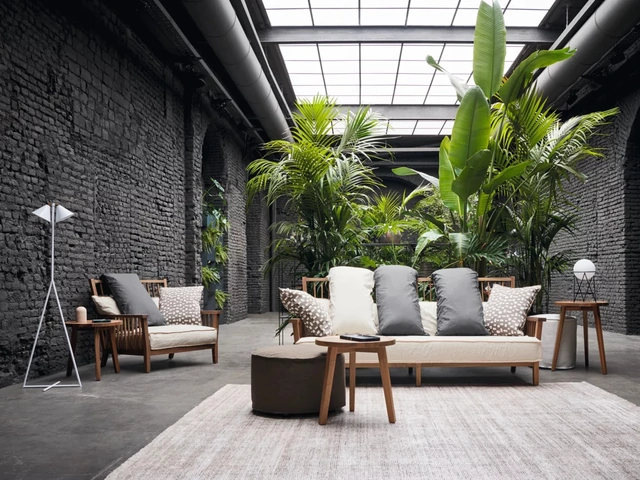 Poltrona Gray in noce di Gervasoni