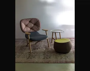Poltroncina in tessuto con schienale capitonnè e struttura in legno Klara di Moroso