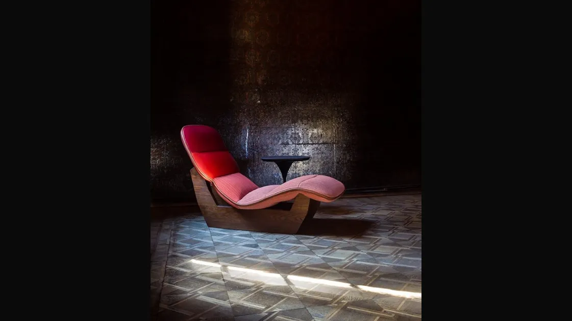 Chaise Longue di design in pelle e tessuto imbottiti con struttura in legno di rovere massello Lilo di Moroso