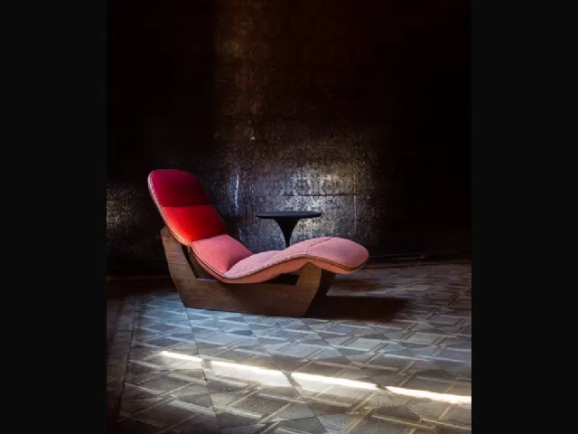 Chaise Longue di design in pelle e tessuto imbottiti con struttura in legno di rovere massello Lilo di Moroso