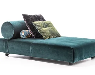 Chaise Longue in velluto che richiama atmosfere conviviali letterarie di fine ottocento Mezze di Moroso