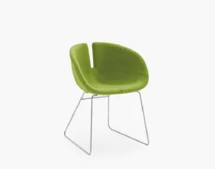 Poltroncina in tessuto con base a slitta in acciaio Fjord di Moroso