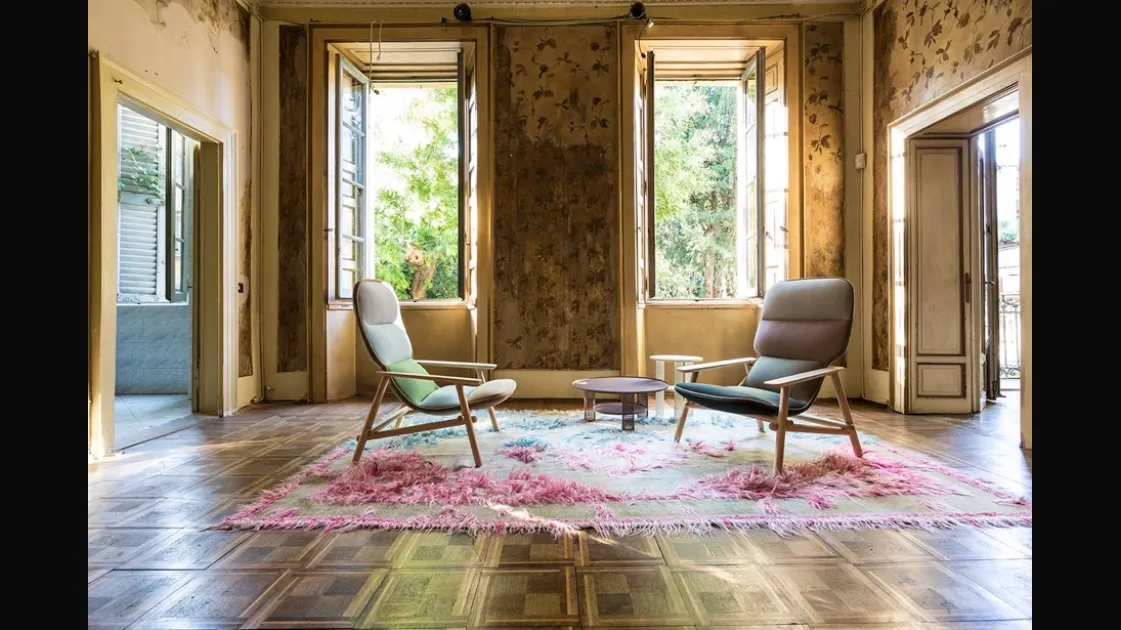 Poltrona morbida e accogliente in tessuto con base in frassino Lilo di Moroso