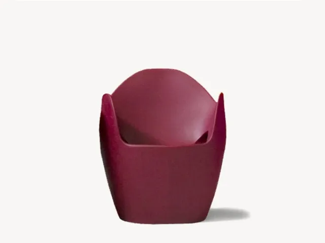 Poltroncina di design in polietilene O Nest di Moroso