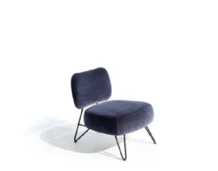 Poltroncina molto confortevole in tessuto con struttura in tondino di acciaio Overdyed di Moroso