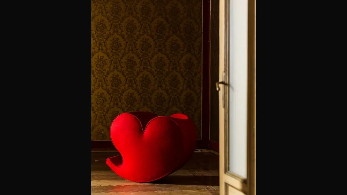 Poltroncina in tessuto rosso a forma di cuore Soft Heart di Moroso