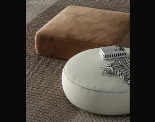 Pouf Bon Ton dalla ampia seduta e dalle forme geometriche di Biba Salotti