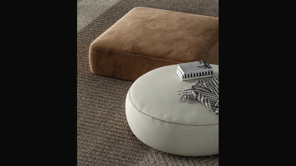 Pouf Bon Ton dalla ampia seduta e dalle forme geometriche di Biba Salotti