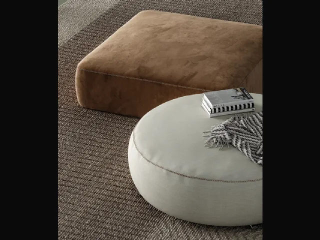 Pouf Bon Ton dalla ampia seduta e dalle forme geometriche di Biba Salotti