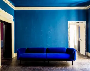 Divano lineare in velluto blu Josephine di Moroso