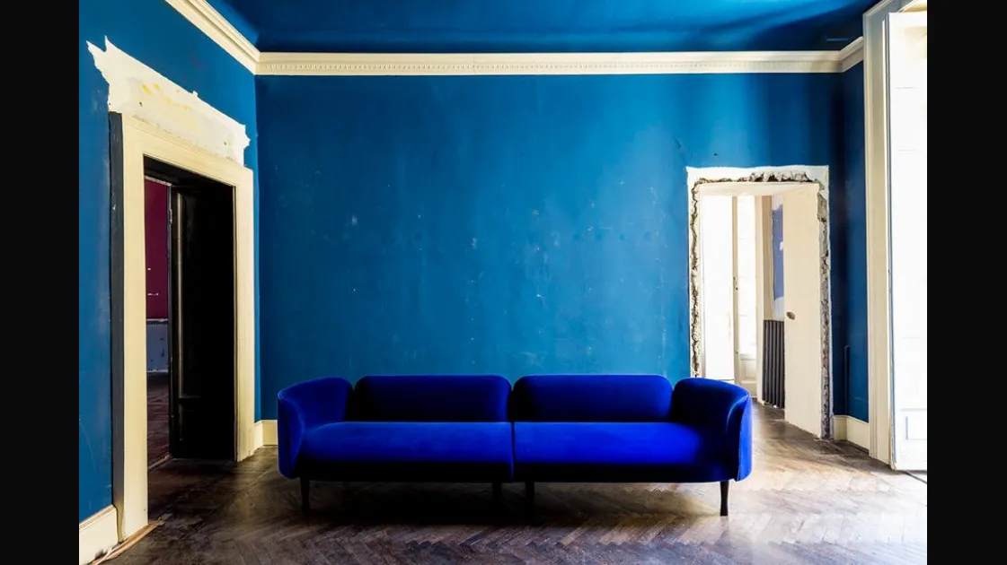 Divano lineare in velluto blu Josephine di Moroso