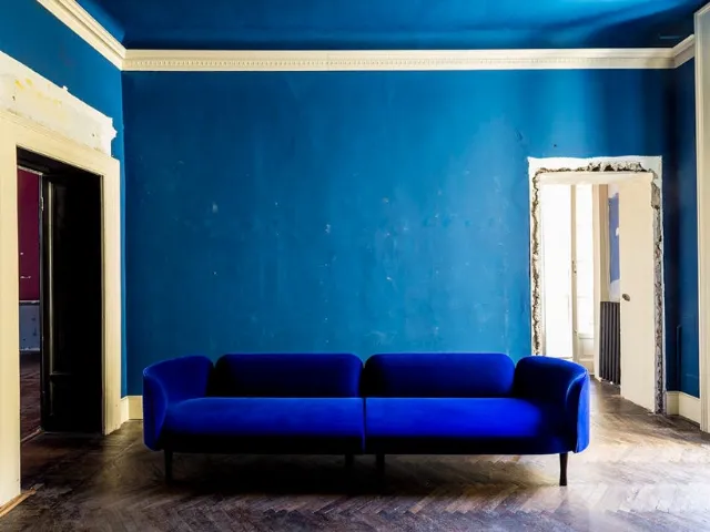 Divano lineare in velluto blu Josephine di Moroso