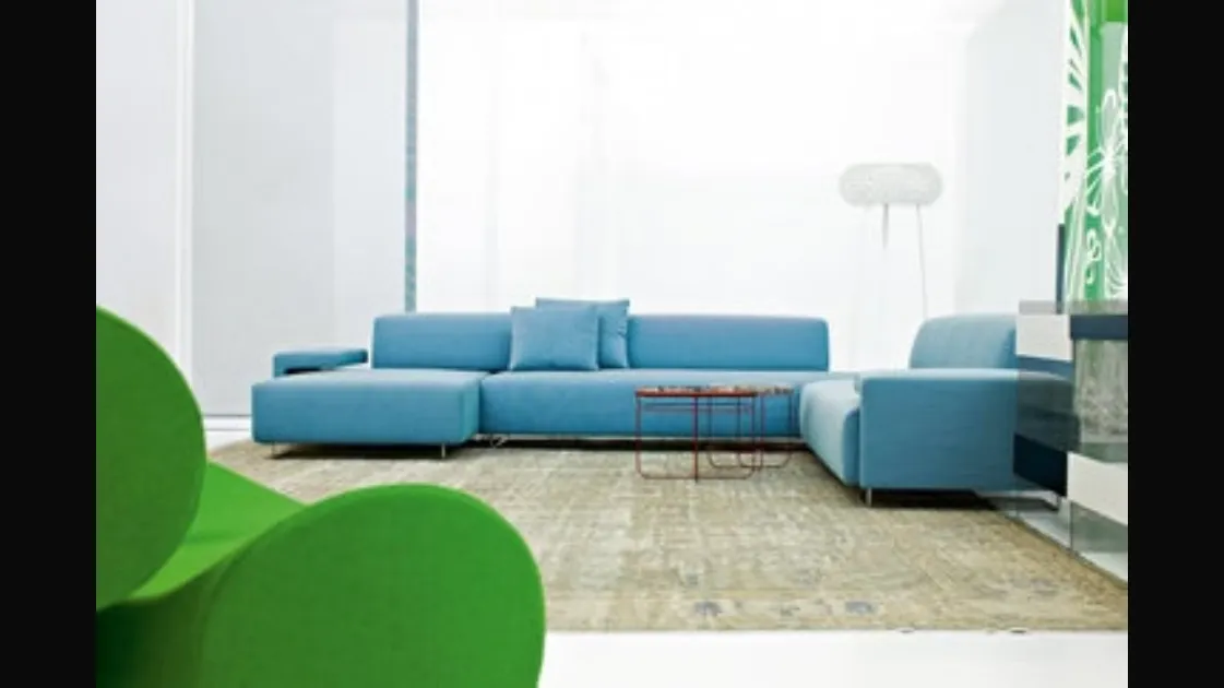 Divano in tessuto con penisola Lowland di Moroso