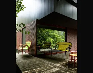 Divanetto con struttura in metallo rivestita da fili colorati in polietilene intrecciati a mano Banjooli di Moroso