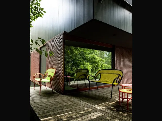 Divanetto con struttura in metallo rivestita da fili colorati in polietilene intrecciati a mano Banjooli di Moroso