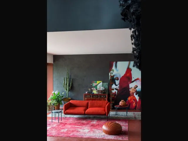 Divano dalle linee geometriche ed essenziali in tessuto con struttura in metallo Casa Modernista di Moroso