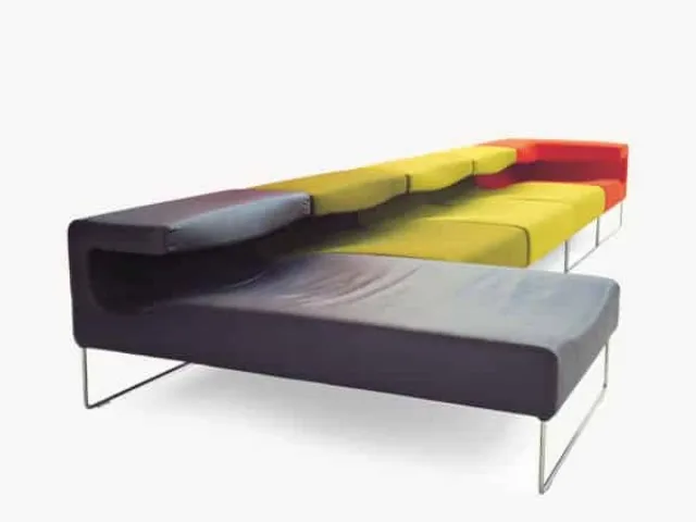 Divano di design in tessuto con penisola in pelle Lowseat di Moroso