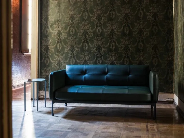 Divano lineare trapuntato in pelle Modernista di Moroso