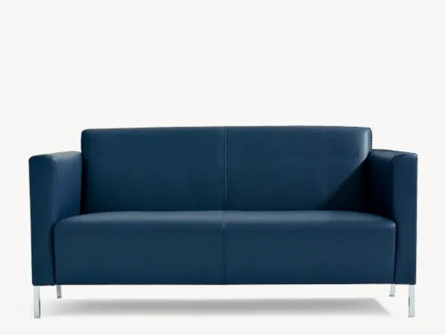 Divano linear Steel minimal e lineare in ecopelle di Moroso