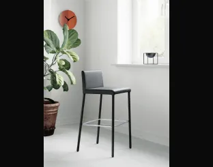 Sgabello Giulia con struttura in metallo completamente rivestita in ecopelle di Arredo3