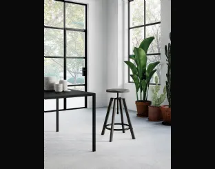 Sgabello Hugo con struttura e seduta in legno con poggiapiedi e dettagli in metallo verniciato lucido grigio scuro di Arredo3